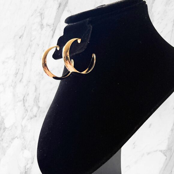 1989 Avon Medium Classic Hoop Earrings | Goldtone Hoops | NIB - Picture 1 of 3